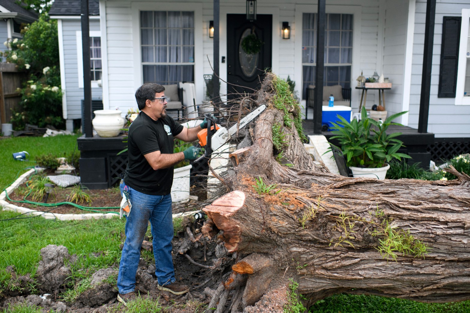 Volunteers unite to clean up toppled trees after Houston storm